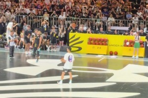 真离谱啊！后场三分快成为库里的常规武器了