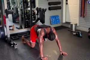 得分王训练还这么卖力！亚历山大在教练安排下狂练俯卧撑超级喘