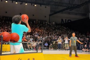 中国男篮未来之星！混血球员朱正与库里同场比赛 右侧三分5连中