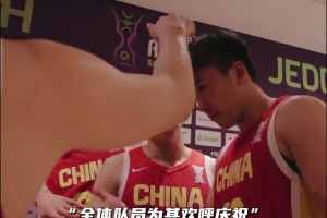 满脸写着不甘！王俊杰颁奖后，回头看了一眼澳大利亚男篮