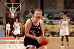 老当益壮啊！郭士强此前在表演赛上演潇洒转身过人+连续得分~