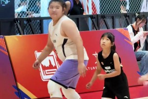 小篮球总决赛 来自山东巨妞王者的蔑视 福建小妹还想抢板呢