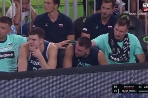 啥情况？东契奇替补席手刀队友，看着生气了