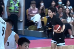 帅！杨舒予在一群男生中间打球，毫无违和感