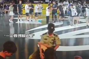 库里线下活动，女球迷想冲入场内，被保安死死拉住了