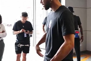 队长别开枪！库里中国行搞笑瞬间：不装了，直接上才艺！