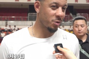 塞斯·库里现身大田湾点赞重庆篮球氛围，现场飙方言“重庆雄起”