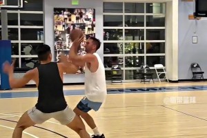 CBA第九顺位徐远征与NBA训练师单挑对决，这进攻真不犯规么