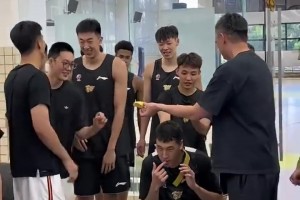 这氛围爱了！广东男篮今日为杜润旺庆生，刚结束男篮比赛任务的胡明轩也到场