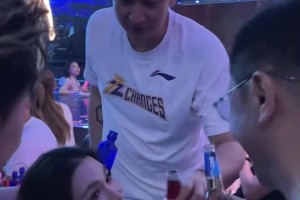 这是现女友吗？孙悦此前被拍到酒吧里替美女挡酒 直接一口闷~