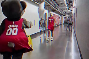 超雄上身！狄龙暴揍吉祥物！火箭熊：下赛季我看谁还敢打我！