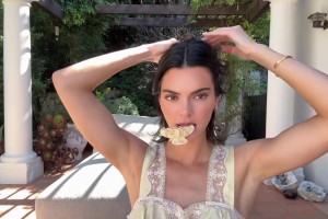 肯豆自拍晒自己化妆视频，这颜确实耐看啊！