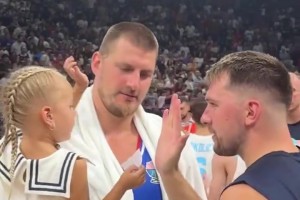 塞尔维亚热身赛34分大胜斯洛文尼亚 约基奇女儿赛后击掌东契奇