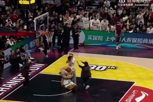 名场面！陈登星夺冠后想表演 第一扣后工作人员冲出抢球不让扣…