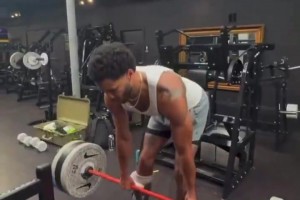 够拼的！塔图姆还未痊愈 穿着保护靴也要练上肢力量