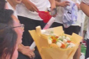 太尴尬了！村BA求爱失败直接成小丑了