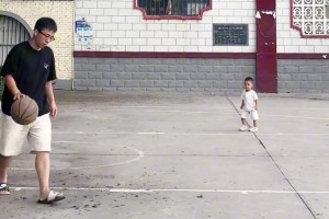 篮球砸得真准！没有危险的时候爸爸就是最大的危险