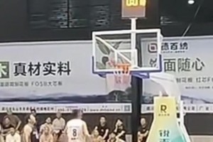 又是百年一遇的罕见争议绝杀！这种逆天绝杀进球有效吗？