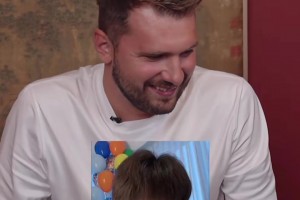 起猛了 听见东契奇山东话喊话杨瀚森了