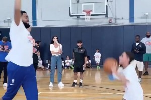 乐在其中！唐斯各种大帽小朋友，脸上洋溢着笑容！