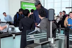 笑容极具防守！球迷在香港机场偶遇去成都的小卡！