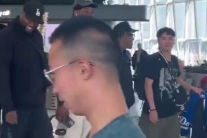 这就是东方神秘力量！小卡中国行抵达成都机场，笑得相当开心啊