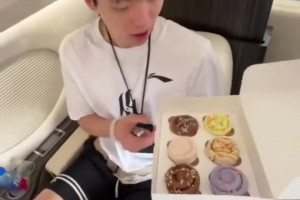 是真重视！开拓者此前专机接送杨瀚森！还贴心准备了生日小蛋糕~