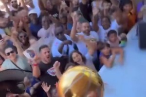 多特带着总冠军奖杯荣归故里—加拿大魁北克蒙特利尔