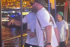 重庆江边夜景让库里赞叹不已，指挥摄影师赶紧拍拍拍