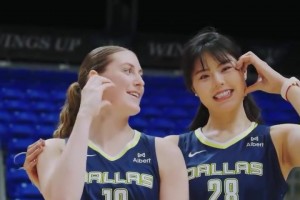 达拉斯飞翼拍摄全家福：李月汝双马尾全队第一高度 佩奇坐C位