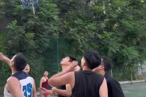 网友晒野球场：又是毫无游戏体验的下午 大中锋在社区打球无解