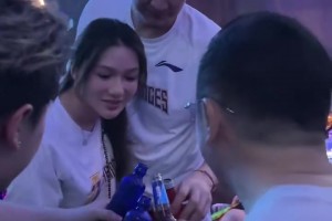 是孙悦女友吗？被敬酒 孙悦和一女子拿起酒瓶一饮而尽