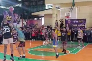 这休赛期一看就没怎么练球吧？？库兹马中国行投三分离谱打板偏出