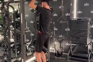 霍姆格伦这个身高，想在健身房找个合适的引体向上杆也是蛮难的事