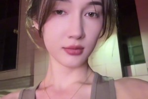 还是底子好！杨政女友孟雅芳拿筷子当发簪，丝毫不影响魅力