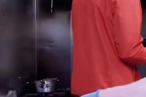 炒菜机器人上线！小卡展示厨艺，做了一道中国菜！