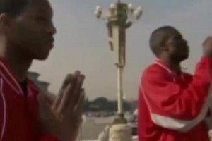 04年姚麦率火箭来打中国赛，在天安门合影这一幕是多少人的青春