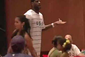 08年北京奥运期间科比生日，詹姆斯带头唱生日快乐歌为科比庆生