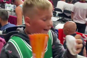 东契奇居然把护腕送给决赛淘汰自己的“对手”