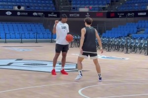 卡子哥真不错啊！莱昂纳德指导广州龙狮的张文杰技术细节