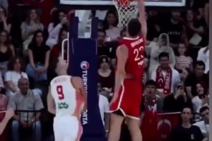 越看越喜欢！杜兰特ins转发申京今天热身赛暴扣视频！