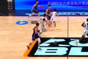 气笑了！清华大学球员将球传给主教练陈磊，后者接球怒砸地，随后做出投篮姿势