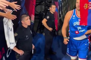 这就是NBA第一人吗？约基奇热身赛摸着大肚腩 这身材真的是谜