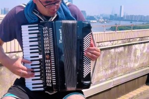 体音美全面发展？张兆旭晒弹手风琴视频：换赛道了家人们~