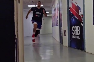 260斤约基奇在球员通道冲刺跑 不敢想象要是被撞了会发生什么