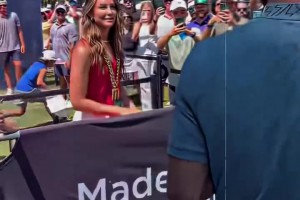 库里背投这么准的吗？全场都沸腾了！