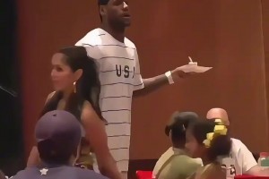 好兄弟！名场面：回顾詹姆斯在国家队为科比30岁庆生！