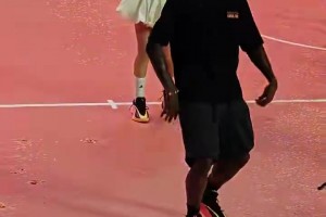 就是爱玩！爱德华兹在球场上跳起舞来，主持人周玲安拉也拉不住！