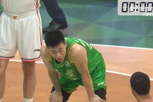 有点恩怨啊！广东外援沃特斯罚篮时，张镇麟不断喷垃圾话