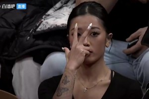 求婚成功了！此前李添荣关键三分投进，场边女友做出帅气庆祝手势